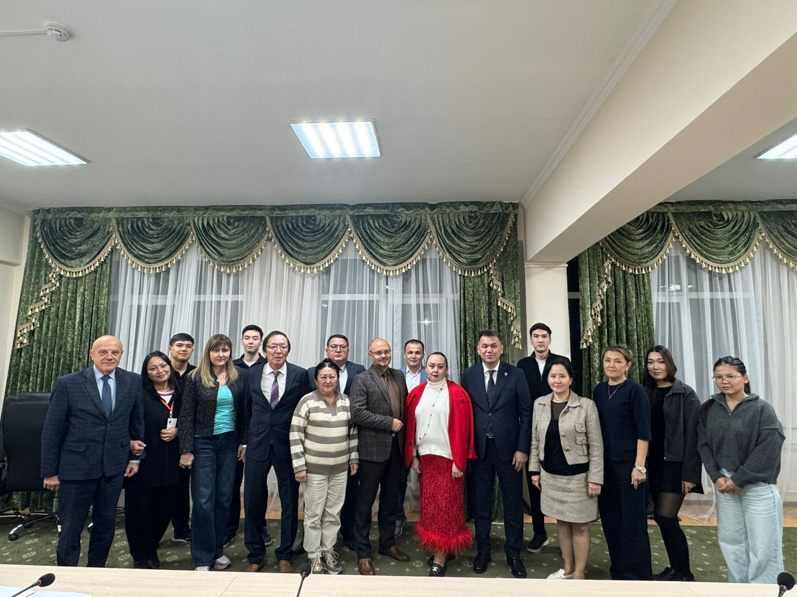 "Ресейде және Қазақстандағы заң білімін берудің өзекті мәселелері" тақырыбында дөңгелек үстел